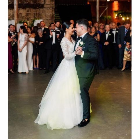 Monique Lhuillier Wedding Dress - Picture 4 of 7